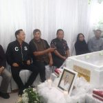 Walikota Caroll Senduk Melayat ke Rumah Duka Beatrix Pitoy