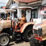 Wali Kota Asripan Nani Serahkan Bantuan 5 Unit Traktor Kepada Kelompok Tani
