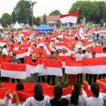Sambut HUT RI Ke-79, Asripan Nani Bersama Forkopimda Bagikan Bendera Merah Putih Pada Masyarakat