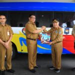 Pj Wali Kota Abdullah Mokoginta Serahkan 1 Unit Bus Bantuan Pemkot Kotamobagu Untuk IPDN Kampus Sulut