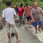 Aksi Nyata Mario Seliang, Turun Langsung Bantu Pengecoran Jalan bersama Warga Kolongan Beha Baru