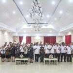 Pj Bupati Wounde Lantik Pengurus LPPD Periode 2024-2028