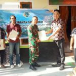 Josephine Tacoh Hadiri Penyerahan 202 Sertifikat Tanah di Kampung Utaurano