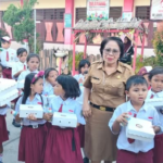 Momen Murid SD Inpres 12/79 Wangurer Dapat Makanan Bergizi Gratis Hingga Lahap Makan Bersama