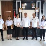 Serahkan Surat Perintah Pelaksana Tugas,Wabup Fredy Tuda Sebut Layani Masyarakat Dengan Rasa Tanggung Jawab