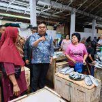 Wakil Bupati Sangihe Sidak Pasar Towo’e, Pantau Harga Bapok dan Fasilitas Pasar