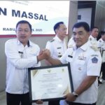 Disdukcapil Kabupaten Minahasa Tenggara Dapat Penilaian Terbaik, Wakil Bupati Fredy Tuda Terima penghargaan