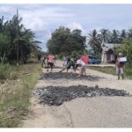 Komunitas Supir Dumoga Raya Antar Trans Sulaweisi Perbaiki Jalan Rusak Di Desa Konarom, Pemerintah Diam