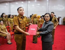 Ketua DPRD Minahasa Tenggara Sophia Antou Juga Serahkan SK kepada 350 CPNS Mitra