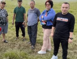 Jajaran Pemerintah Desa Ponosakan Indah Tenggara Gotong Royong Bersihkan Lapangan Tempat Upacara Hut RI Ke 80