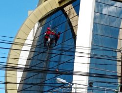 Pantauan Jelang TIFF: Menara Alfa Omega di Pusat Kota Tomohon Dibersihkan