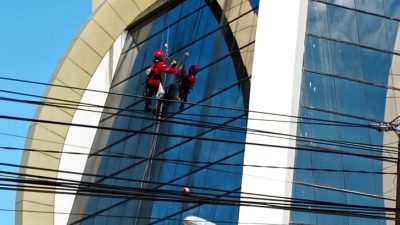 Pantauan Jelang TIFF: Menara Alfa Omega di Pusat Kota Tomohon Dibersihkan