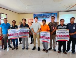 BupatI Michael Thungari Serahkan Bantuan Perbaikan 4 unit RTLH di Kampung Tariang Lama