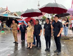 Meski di Guyur Hujan, Wabup Vanda Tetap Exis Saksikan Pawai Pembangunan di Sonder 