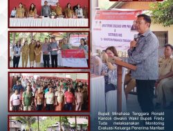 Wakili Bupati Ronald Kandoli,Wakil Bupati Fredy Tuda Serahkan Kartu Keluarga Sejahtera 