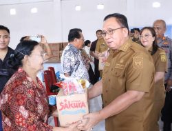 Bupati Robby Serahkan Bansos Sembako kepada Lansia