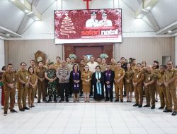 Safari Natal, Wabup Vanda Serahkan Diakonia Kepada Warga Kurang Mampu dan Stunting 