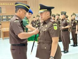 Lingga Nuarie Resmi Pimpin Kejari Minahasa Utara.  peliput: RONNI ASSA  MANADO,BERITA ONLINE LOKAL – Kejaksaan Negeri Minahasa Utara (Kejari Minut) kini dipimpin oleh Lingga Nuarie, jaksa berpengalaman di bidang tindak pidana khusus dan intelijen.  Ia dilantik sebagai Kepala Kejari Minut di Kejaksaan Tinggi (Kejati) Sulawesi Utara (Sulut) berdasarkan Surat Keputusan Jaksa Agung Republik Indonesia Nomor KEP-IV-1734/C/12/2025 sejak Desember 2025, Senin (12/1/2026).  Lingga Nuarie menggantikan I Gede Widhartama, Kepala Kejari Minut sebelumnya yang kini dipercaya menjabat sebagai Kepala Kejaksaan Negeri Ogan Komering Ilir.  Pergantian pimpinan ini merupakan bagian dari rotasi jabatan di lingkungan Kejaksaan Republik Indonesia. Sebelumnya, Lingga Nuarie bertugas sebagai Koordinator di Kejati Jawa Tengah.  Dalam jabatan tersebut, ia dikenal aktif mendorong penguatan sistem penanganan perkara, khususnya tindak pidana korupsi yang membutuhkan koordinasi lintas bidang.  Pada Agustus 2025, Lingga Nuarie mengikuti Pelatihan Kepemimpinan Administrator (PKA) dan mempresentasikan aksi perubahan bertajuk “Penguatan Sinergitas Penanganan Laporan Dugaan Tindak Pidana Korupsi Melalui Penyusunan SOP Terpadu”.