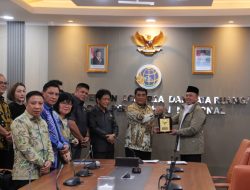 Fransiscus Silangen Bersama Anggota DPRD Sulut Dampingi Gubernur Terima Persub RTRW Dari Menteri Nurson Wahid