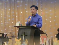 Bupati Michael Thungari Hadiri Perayaan Natal GPDI Jemaat Enemawira, Serahkan Bantuan untuk Lansia
