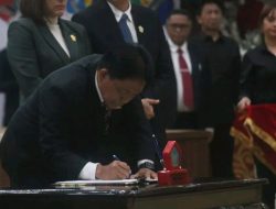 Rapat Paripurna, Ketua DPRD Sulut Fransiscus Silangen Tutup Buka Masa Sidang Kedua Dan Ketiga Tahun 2026
