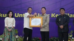 Bupati FDW Terima Penghargaan dari Menteri Hukum RI atas Komitmen Hadirkan Posbakum hingga Desa