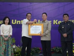 Bupati FDW Terima Penghargaan dari Menteri Hukum RI atas Komitmen Hadirkan Posbakum hingga Desa