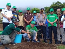 Wali Kota Caroll Senduk dan Ketua DPD RI dalam Aksi Menanam Pohon di Puncak Pangolombian