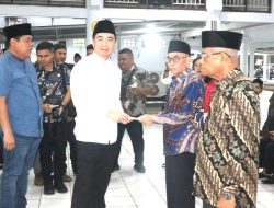 Bupati Thungari Serahkan Dana Operasional bagi 227 Tokoh Muslim di Sangihe