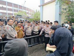 Tutup Akses Jalan Nasional, Demo Mahasiswa Di DPRD Sulut Nyaris Bentrok Sopir Truk Dan Mikrolet