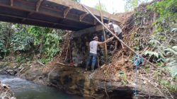 Babinsa Kodim 1302/Minahasa Kawal Pembangunan Jembatan Garuda di Desa Wioi Dua, Progres Capai 90,75 Persen