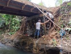 Babinsa Kodim 1302/Minahasa Kawal Pembangunan Jembatan Garuda di Desa Wioi Dua, Progres Capai 90,75 Persen
