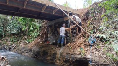 Babinsa Kodim 1302/Minahasa Kawal Pembangunan Jembatan Garuda di Desa Wioi Dua, Progres Capai 90,75 Persen