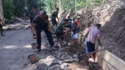 Satgas TMMD Terus Membangun Talud Jalan di Watuliney