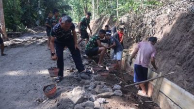 Satgas TMMD Terus Membangun Talud Jalan di Watuliney