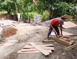 Menghubungkan Harapan Warga, Babinsa Kodim 1302/Minahasa Kawal Pembangunan Jembatan Abuang