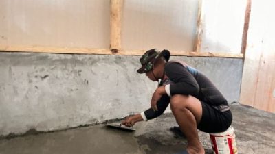 Satgas TMMD Ke-128 Laksanakan Cat Dinding Dan Cor Lantai RTLH