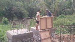 Babinsa Kodim 1302/Minahasa Tetap Kawal Pembangunan Jembatan Perintis Garuda Meski Diguyur Hujan