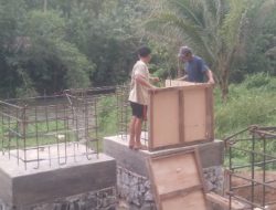 Babinsa Kodim 1302/Minahasa Tetap Kawal Pembangunan Jembatan Perintis Garuda Meski Diguyur Hujan