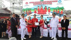 Semarak HUT ke-19 Mitra, Ronald Kandoli Serahkan Hadiah Lomba Busana Batik Rumah Kita