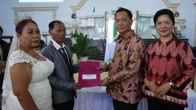 11 Pasang Sah Jadi Suami Istri, Wali Kota Caroll Senduk Serahkan Langsung Dokumen Dukcapil