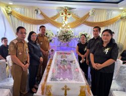Jajaran Pemkab Bersama Pimpinan Dan Anggota DPRD Melayat Ke Rumah Duka Orang Tua Dari Vanda Rantung