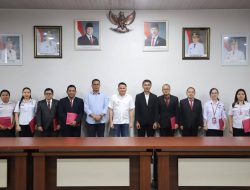 Ronald Kandoli Menyerahkan Surat Perintah Pelaksana Tugas ke 8 Pejabat Di Lingkungan Pemerintah Kabupaten Minahasa Tenggara 