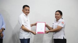 Ronald Kandoli Serahkan Surat Perintah Tugas Kepada Lurah Wawali 
