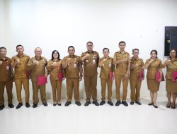 Wakili Bupati Ronald Kandoli,Sekda David Lalandos Serahkan Surat Perintah Tugas Kepada 7 Pejabat