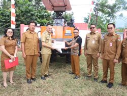 Bupati Ronald Kandoli Serahkan Alsintan dan Pupuk kepada Kelompok Tani Se-Kabupaten Minahasa Tenggara 