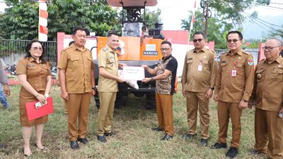 Bupati Ronald Kandoli Serahkan Alsintan dan Pupuk kepada Kelompok Tani Se-Kabupaten Minahasa Tenggara 