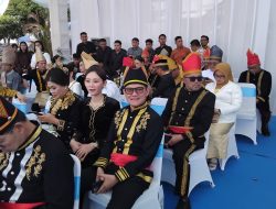 Joune Ganda Tampil dengan Pakaian Adat di Upacara HUT ke-62 Sulut