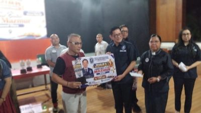 Joune Ganda Serahkan Hadiah untuk Pemenang Lomba Baca Kitab Mazmur